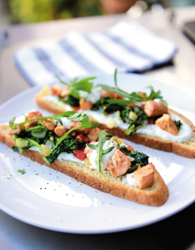 Μπρουσκέτα με ζυμωτό ψωμί, σολομό, φοινόκιο και σπανάκι