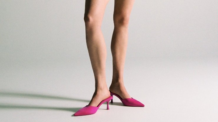 Βρήκαμε 3 Zara mules που θα αναδείξουν όλα τα καλοκαιρινά σου outfits