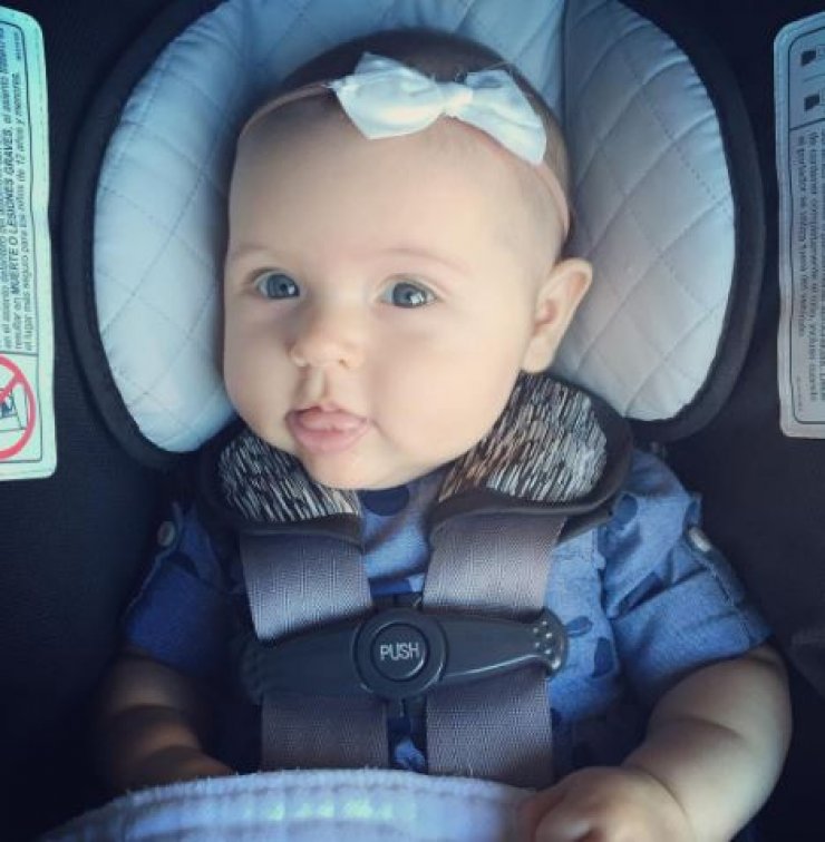 Επώνυμη μανούλα θηλάζει το νεογέννητο μωράκι της και την είδαμε στο instagram!