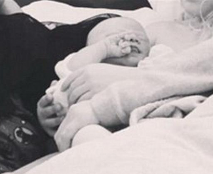 Μετά από δύο κόρες και ένα γιο, ο επώνυμος που υποδέχθηκε το τέταρτο μωράκι του!