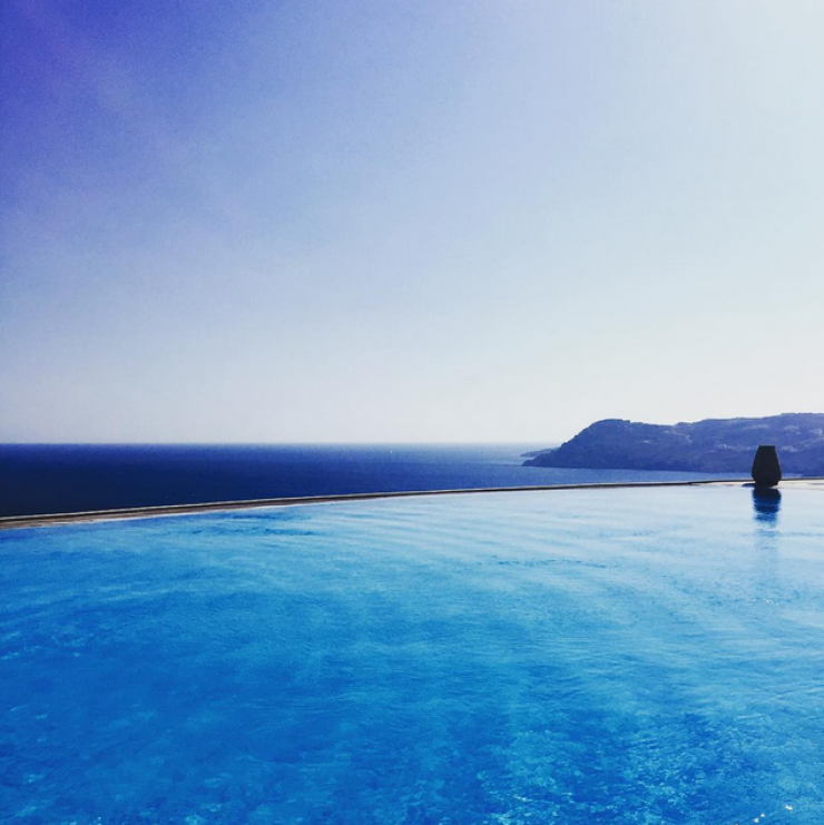 Ποια Κύπρια socialite απολαμβάνει αυτή τη θέα;