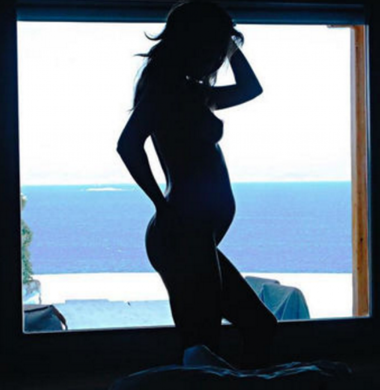 Επώνυμη έγκυος για πρώτη φορά και απολαμβάνει διακοπές στη Μύκονο!