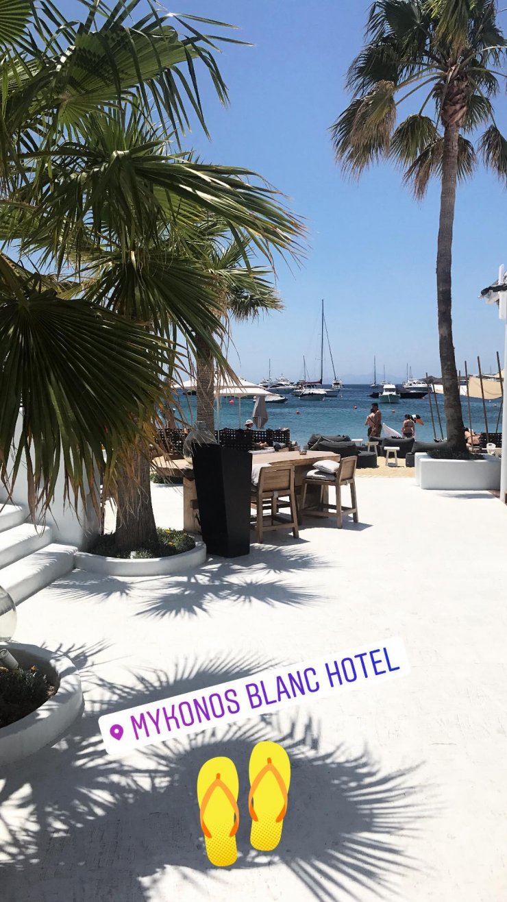 Επώνυμη Κύπρια απολαμβάνει διακοπές στη Μύκονο με το πιο stylish outfit για την παραλία!