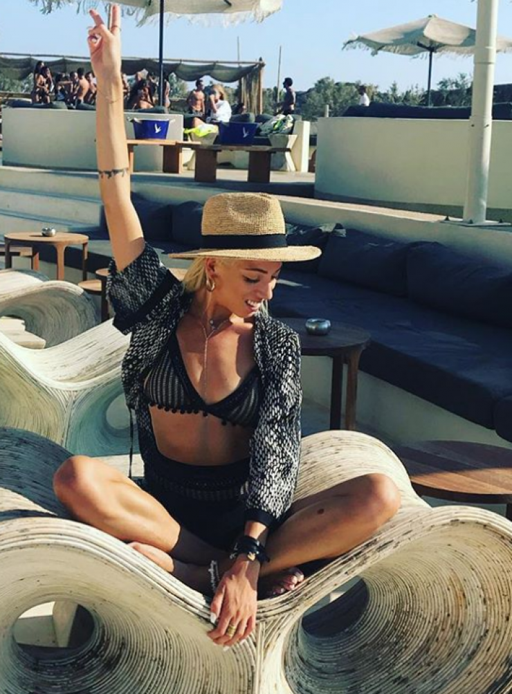 Η Μύριαμ Γεροκώστα χορεύει σάμπα στη Μύκονο και εντυπωσιάζει! [βίντεο]