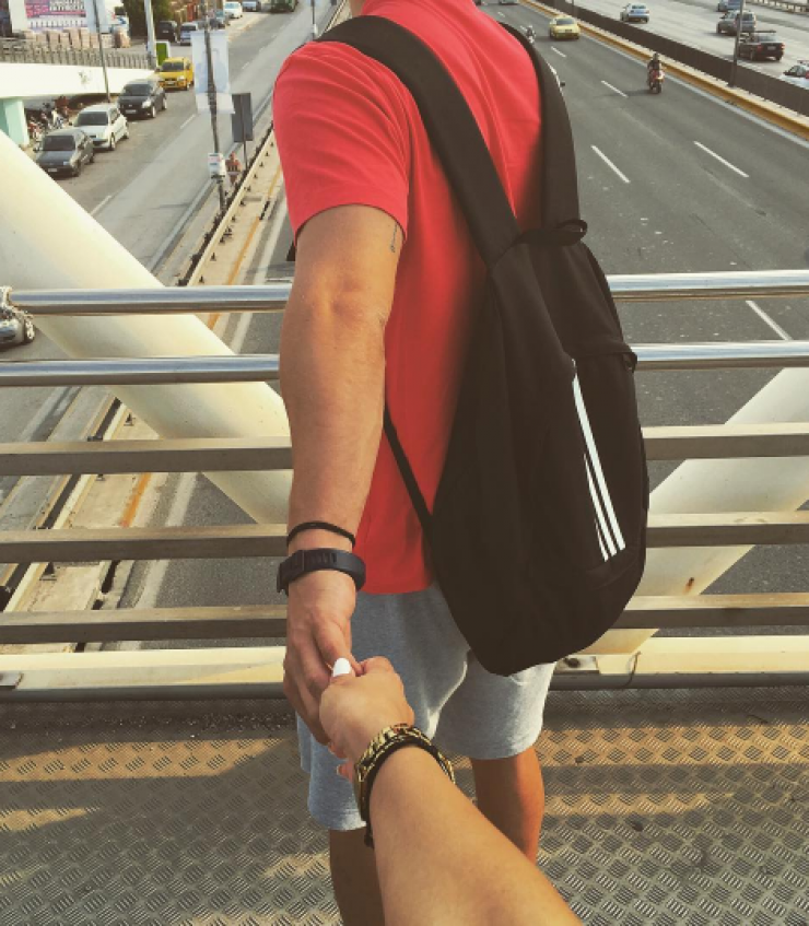 Επώνυμη Κύπρια διαψεύδει τις φήμες που τη θέλουν να ανεβαίνει τα σκαλιά της εκκλησίας!