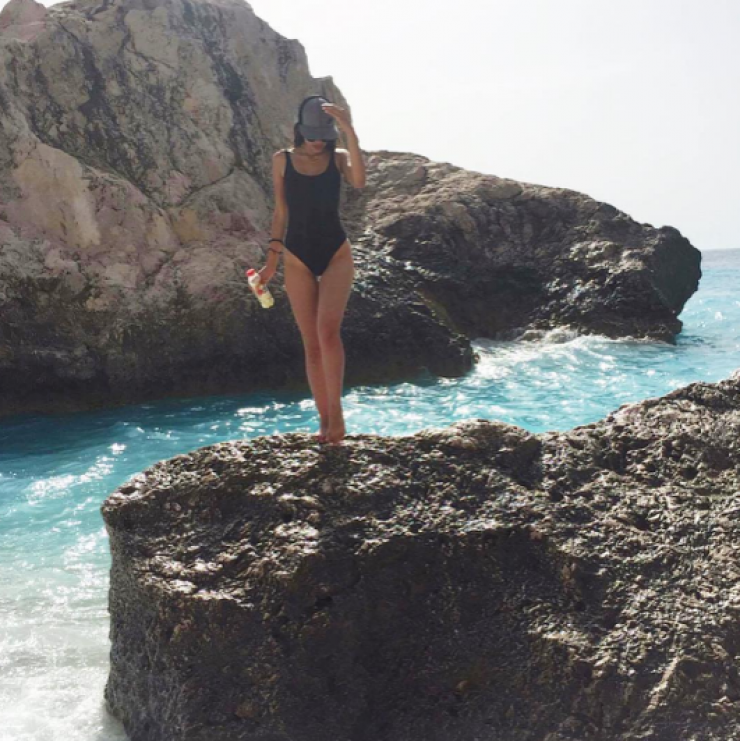 Επώνυμη Κύπρια εντυπωσιάζει με το ολόσωμο μαγιό της!