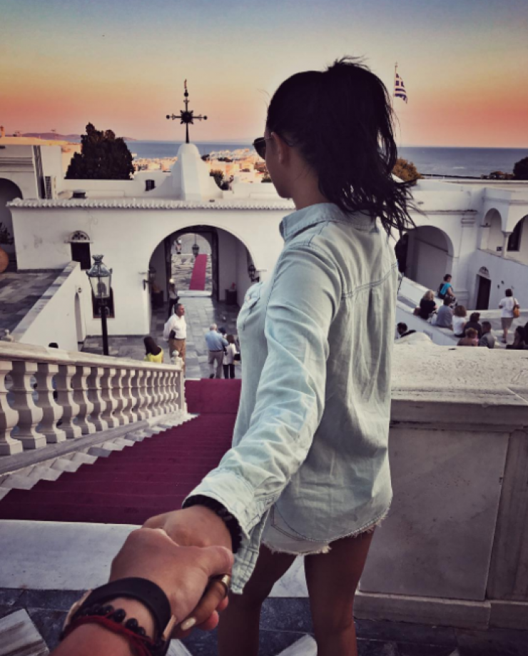 Επώνυμο ζευγάρι ετοιμάζεται σύντομα να ανέβει τα σκαλιά της εκκλησίας!