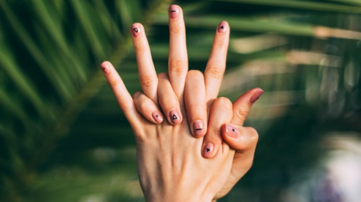 10 πανεύκολα nail art που μπορείς να κάνεις μόνη σου στο σπίτι