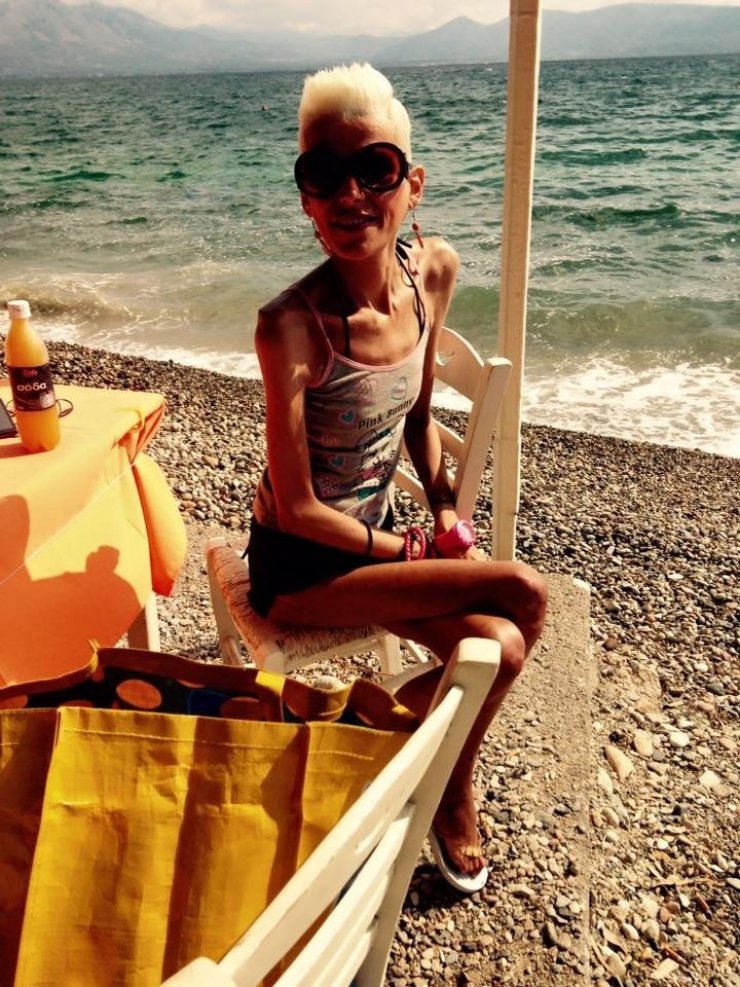 Νανά Καραγιάννη: Οι “σκληρές” εικόνες από την βόλτα της στην παραλία!