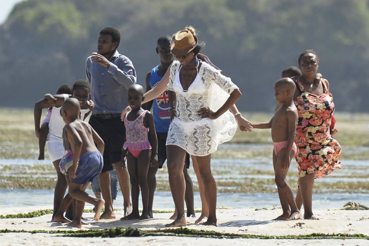Η Naomi Campell κοντά στα ορφανά παιδιά 