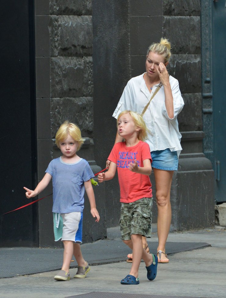 Η Naomi Watts βολτάρει με τους γιους της!