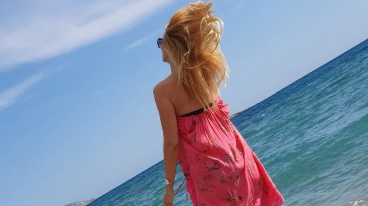 Παρουσιάστρια της κυπριακής τηλεόρασης συγκλονίζει: "Στο σχολείο με κοροϊδεύαν για την μητέρα μου... "