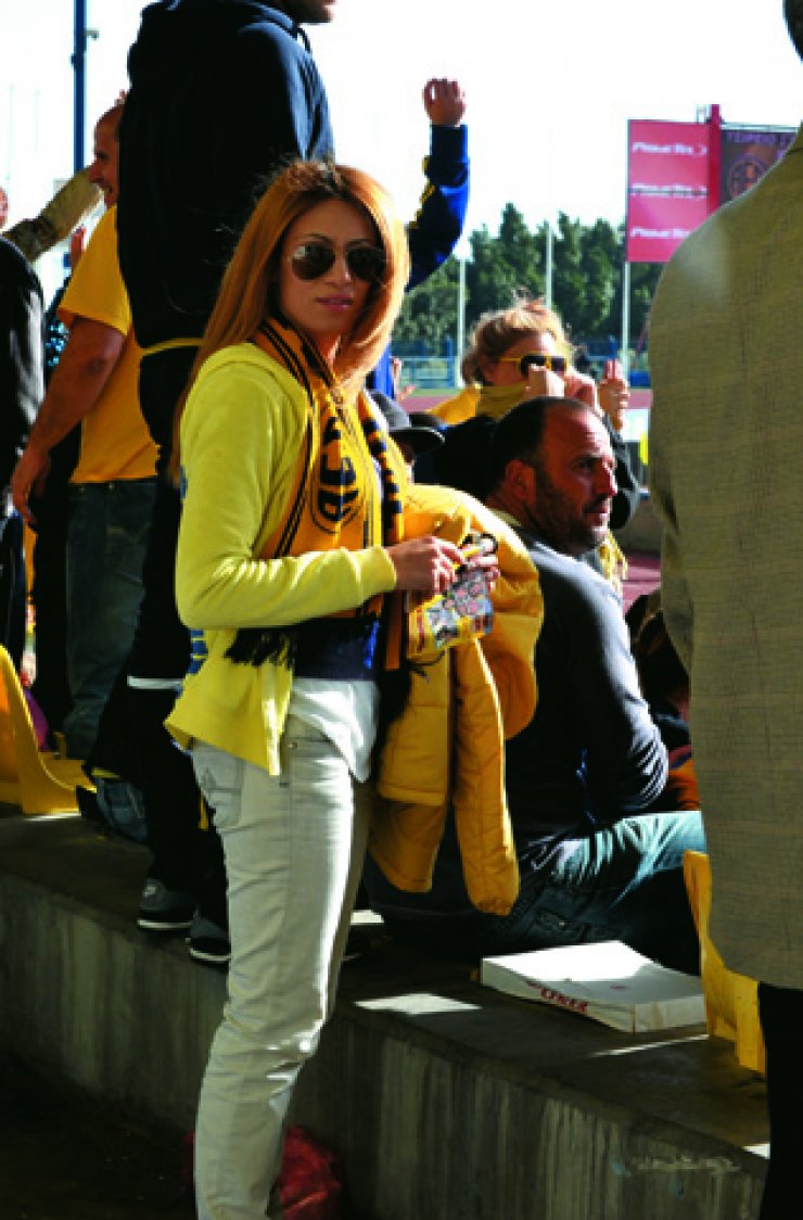 Νάταλυ Αµµάν: Ντυµένη στα κίτρινα χάριν της oµάδας της