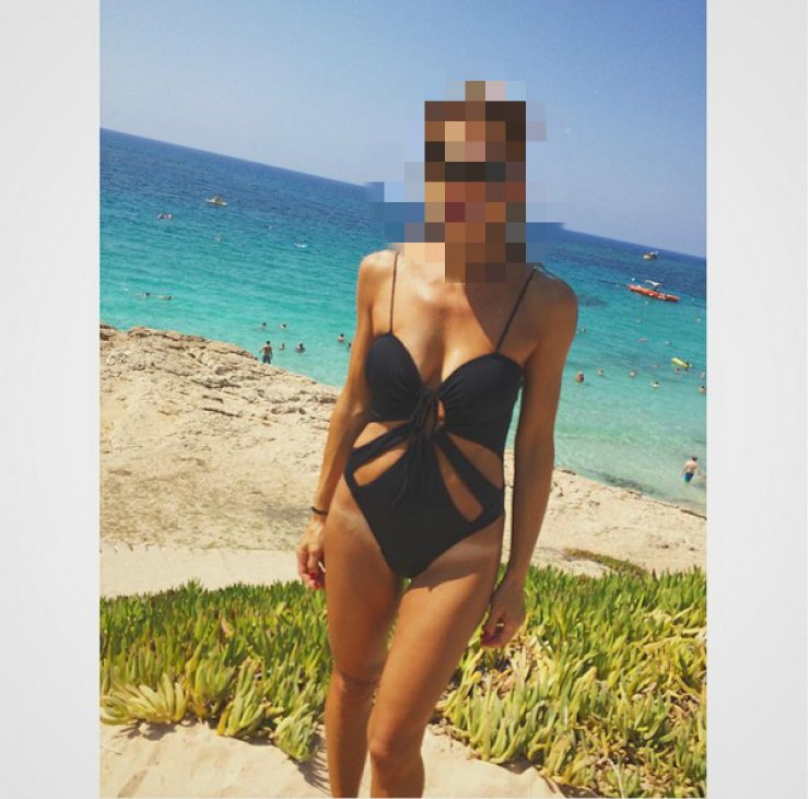 Επώνυμη Κύπρια αναστατώνει με το sexy μαγιό και το σημάδι του ήλιου