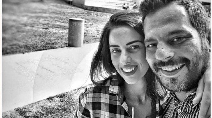 Ρούσσος – Τούρζα: Είδαμε τις δίχρονες κόρες τους  να βοηθούν τη μαμά στο καθάρισμα του σπιτιού [βίντεο]