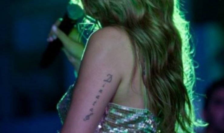 Ποιά Ελληνίδα τραγουδίστρια "χτύπησε" τατουάζ και άλλαξε μαλλί;