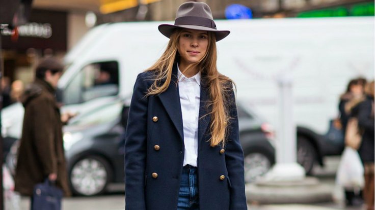 Κλασικός συνδυασμός navy blue και λευκού σε sophisticated everyday σύνολα