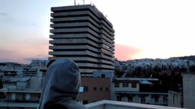 Νεαρός Κύπριος τραγουδιστής αποκαλύπτει: "Μια κοπέλα έγραψε 150 σελίδες για εμένα"