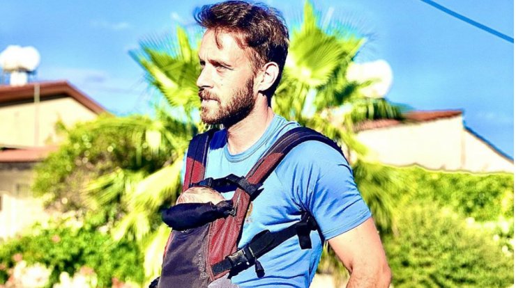 Νεκτάριος Αλεξάνδρου: Η πρωινή βόλτα στο πάρκο με τον δυο μηνών γιο του