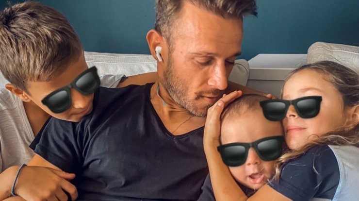 Νεκτάριος Αλεξάνδρου: Διαβάζει παραμύθι αγκαλιά με τα παιδιά του [εικόνες]