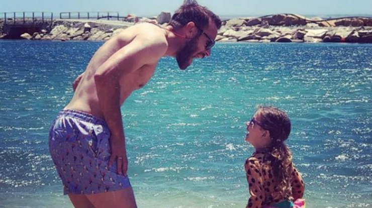 Νεκτάριος Αλεξάνδρου: Δείτε τον να παίζει ρακέτες στην παραλία με τη μικρή Αριάδνη! [εικόνες]