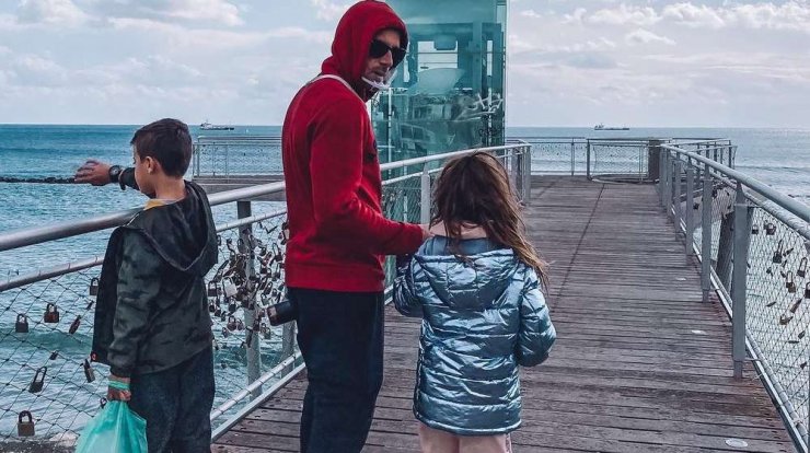 Νεκτάριος Αλεξάνδρου: Πρωινή βόλτα με τα παιδιά του στην παραλία! [εικόνες]