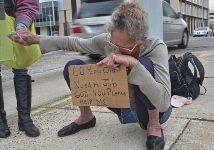 Το γύρο του διαδικτύου κάνει το άλλοτε κουνελάκι του Playboy που είναι άστεγη και ζητιάνα