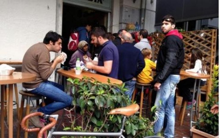 WSJ: Η φτώχεια θέλει καλοπέραση και...σουβλάκι