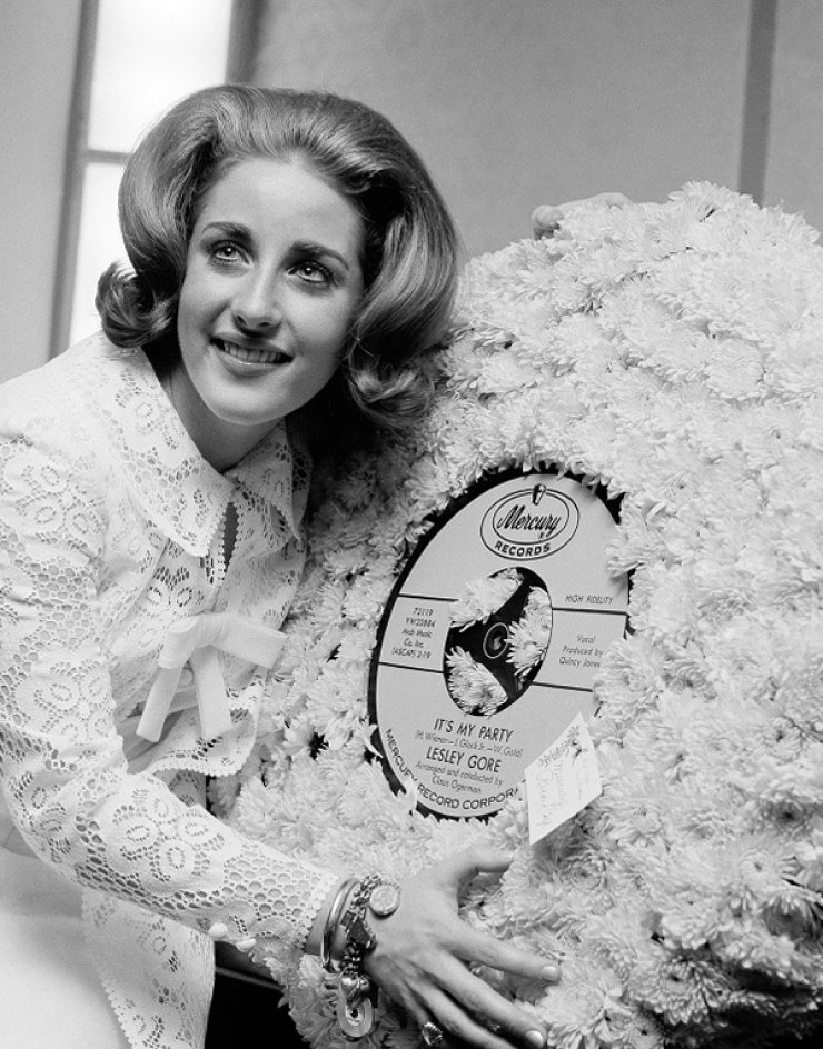 "Έφυγε" στα 68 της η τραγουδίστρια και στιχουργός Λέσλι Γκορ