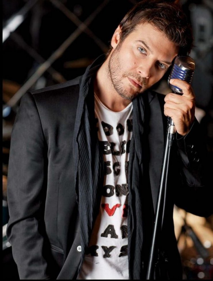 Ο Λάμπης Λιβιεράτος συζεί με τη νέα του σύντροφο