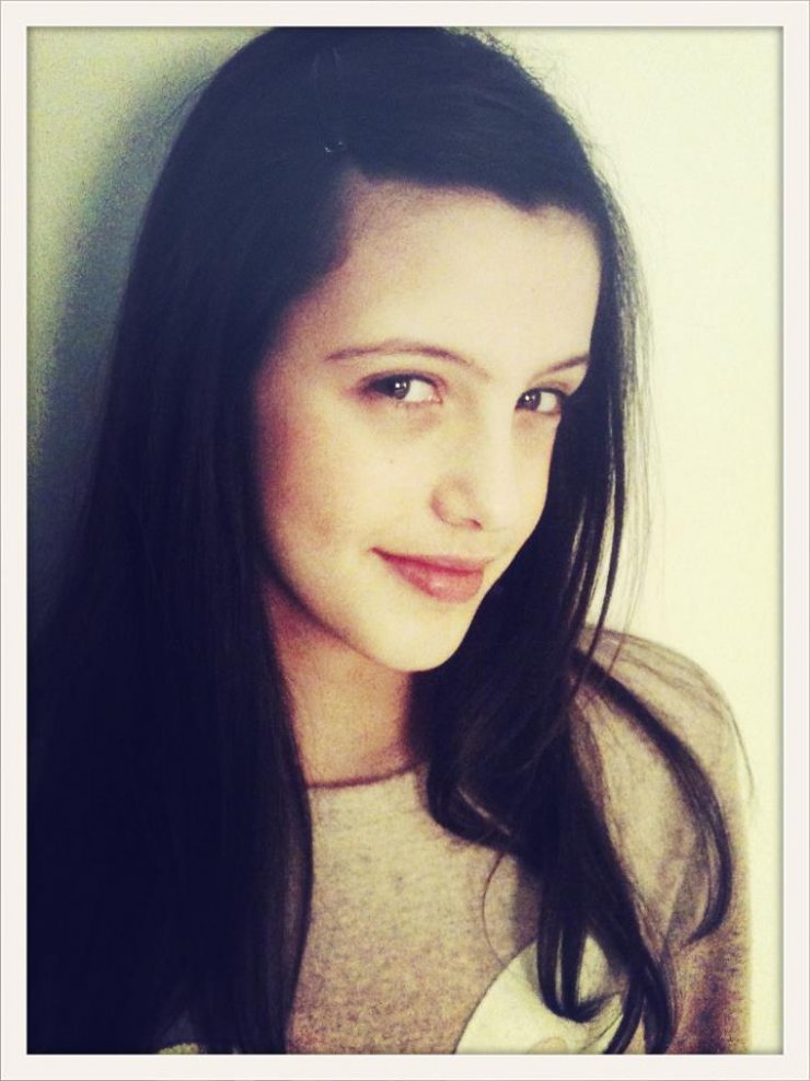 Η κόρη του Λιβιεράτου και της Αδάμ τραγουδάει Beyonce και Aguilera και εντυπωσιάζει [βίντεο]