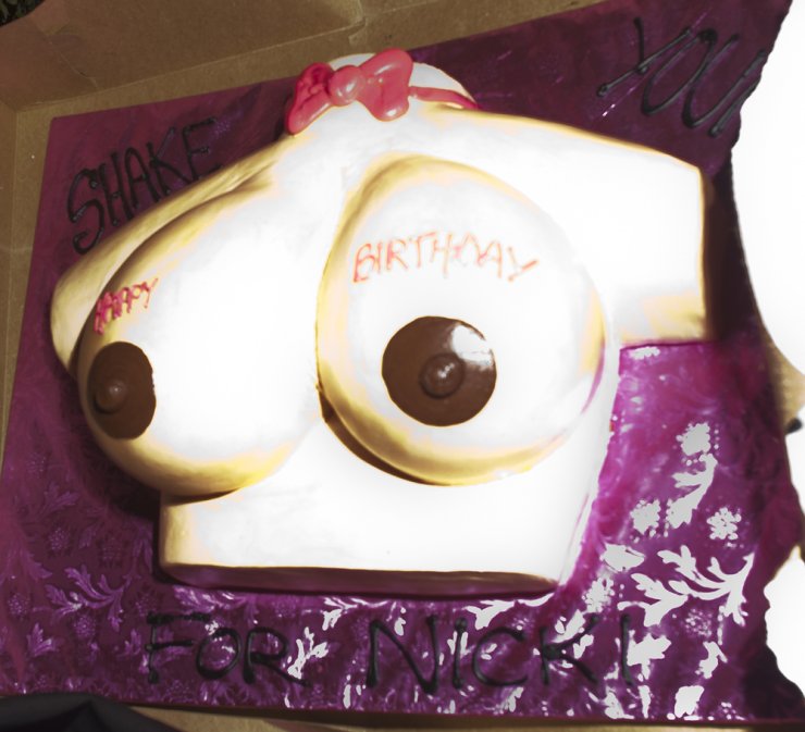 Τούρτα σε σχήμα στήθους για διάσημη τραγουδίστρια [φωτογραφίες]