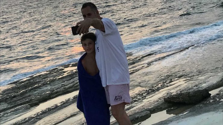 Νικόλας Παπαδόπουλος: Τον είδαμε να κουρεύει τον γιο του στο σπίτι! [βίντεο]