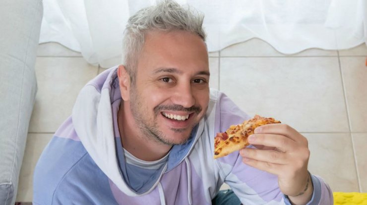 Ο Νικόλας Ιωαννίδης έκανε το #pillowdress challenge και είναι απολαυστικός! [εικόνα]