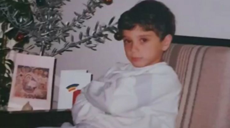 Αναγνωρίζετε ποιος επώνυμος Κύπριος είναι το αγοράκι στη φωτογραφία; 