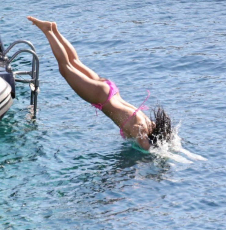 Τραγουδίστρια διεθνούς φήμης κάνει διακοπές στη Μύκονο με ζευγάρι της κυπριακής showbiz! [εικόνες]