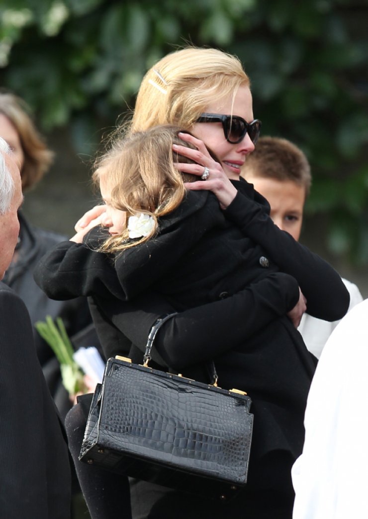 Καταβεβλημένη η Nicole Kidman στην κηδεία του πατέρα της [εικόνες]