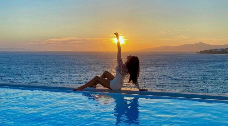 Τραγουδίστρια παγκοσμίου φήμης κάνει tour στις Κυκλάδες για διακοπές και εντυπωσιάζει! [εικόνες]