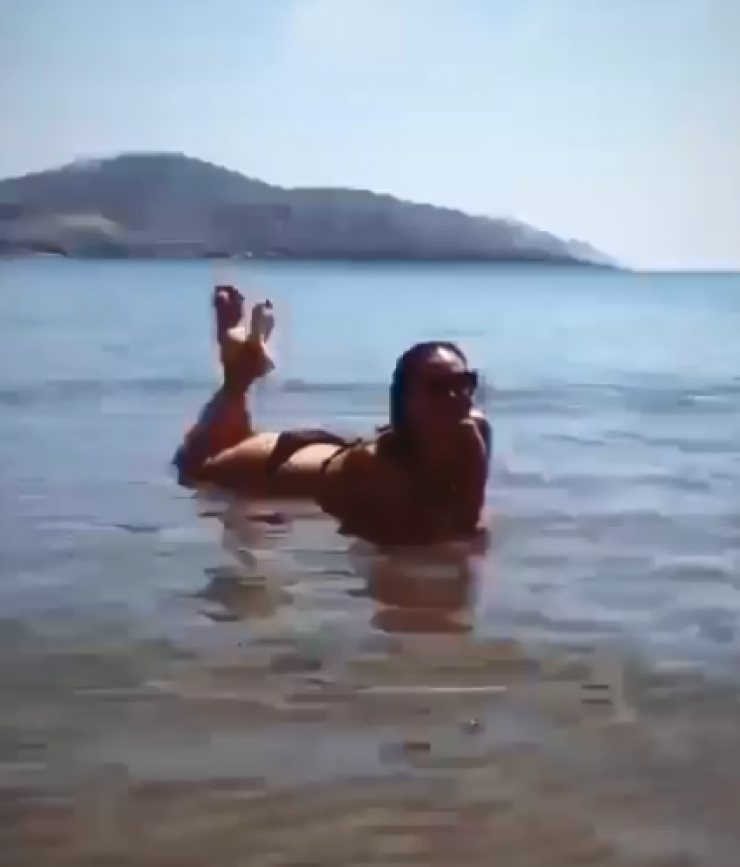 Η σύζυγος επώνυμου Κύπριου άρχισε τα μπάνια και μείναμε με το στόμα ανοιχτό με το καλλίγραμμο κορμί της! [εικόνα & βίντεο]