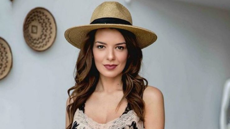 Νικολέττα Ράλλη: Είδαμε τη μητέρα της και μείναμε άφωνοι με το πόσο ίδιες είναι!