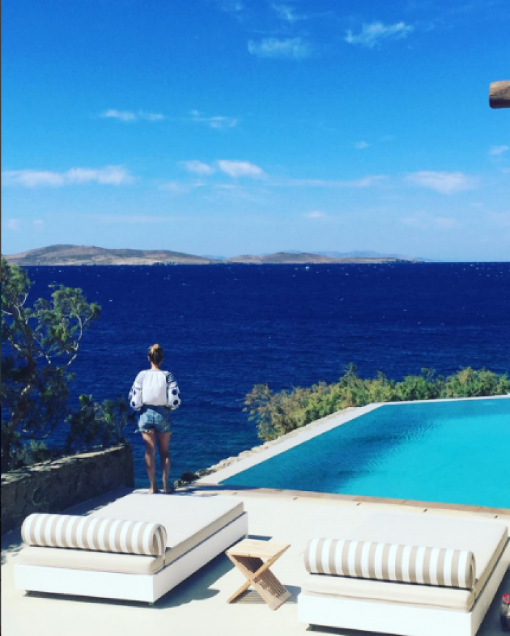 Ποια Κύπρια τηλεοπτικό πρόσωπο απολαμβάνει αυτή τη θέα στη Μύκονο;