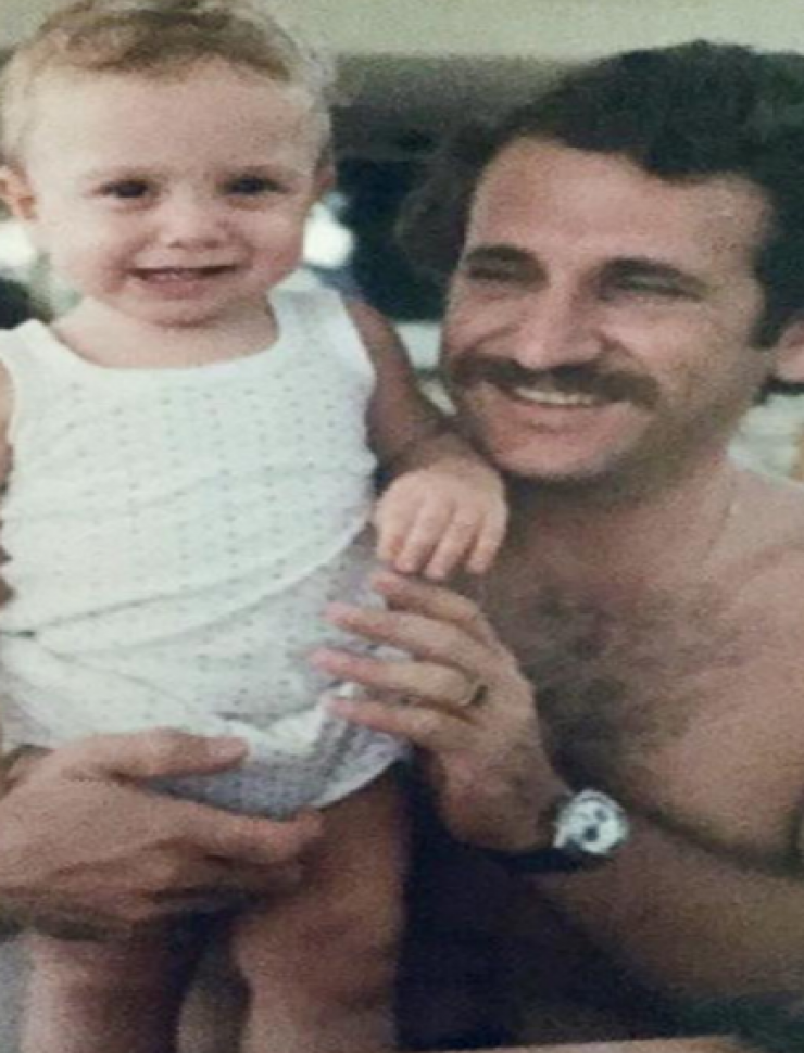 Ποιος επώνυμος Κύπριος είναι το αγοράκι στη φωτογραφία;