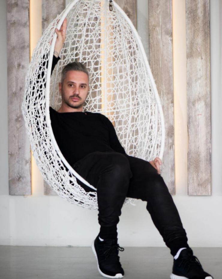 Νικόλας Ιωαννίδης: Δεν θα πιστεύετε πως πήγε ντυμένος για επίσκεψη στους γείτονές του!