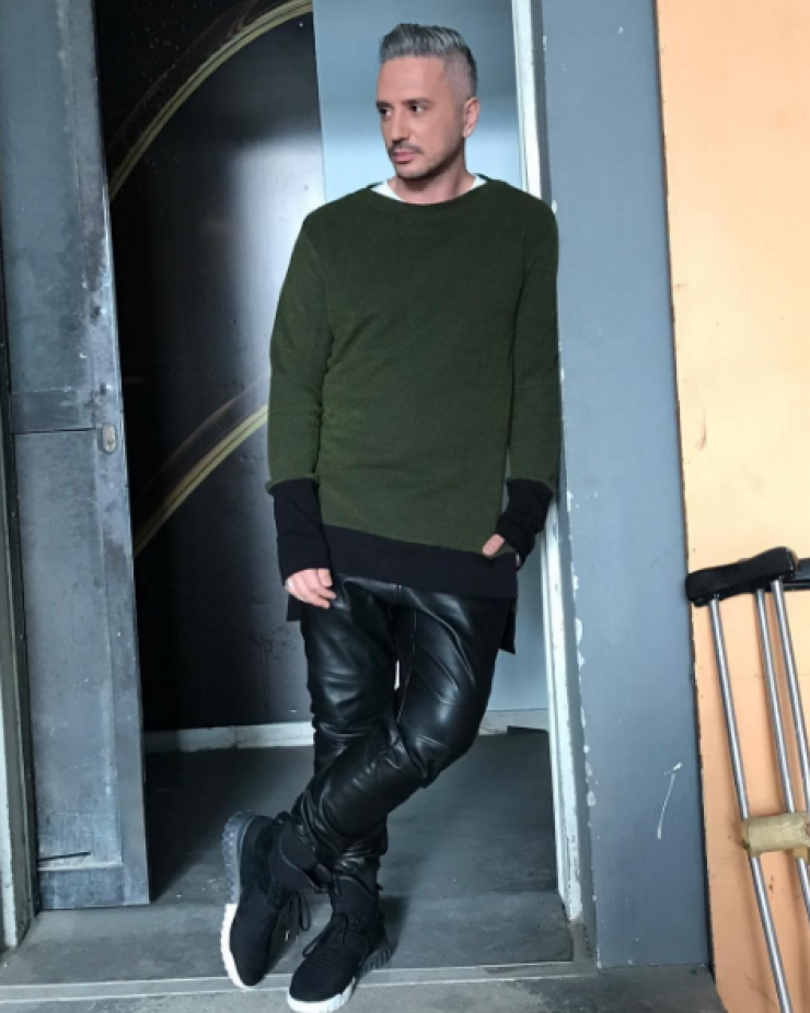 Ακομπλεξάριστος! Δείτε πως βγήκε από το σπίτι ο Νικόλας Ιωαννίδης! [εικόνα]