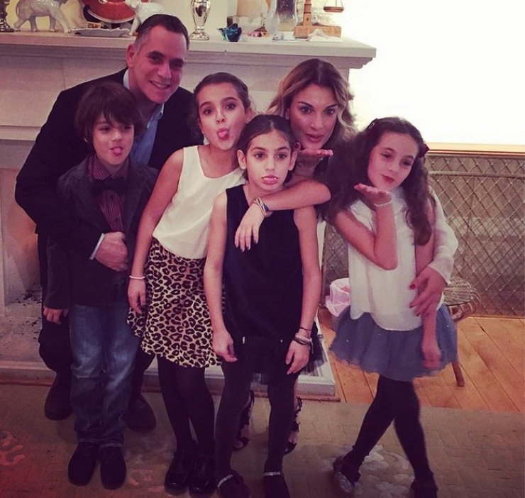 Δείτε τον Νικόλα Παπαδόπουλο να παίζει ηλεκτρική κιθάρα με τον γιο του!