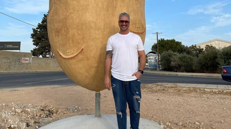 Νικόλας Ιωαννίδης: Φωτογραφήθηκε πρώτος με την υπερμεγέθη πολυσυζητημένη πατάτα!