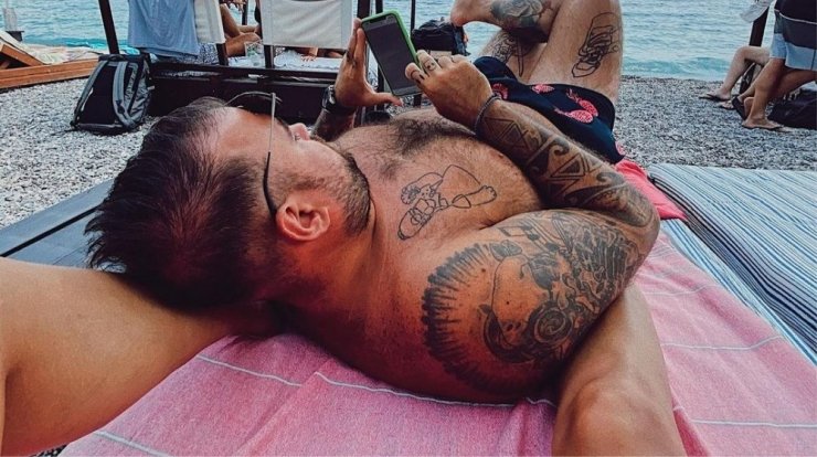 Έλληνας παρουσιαστής έκανε πρόταση γάμου στην αγαπημένη του και μόλις το μάθαμε! 