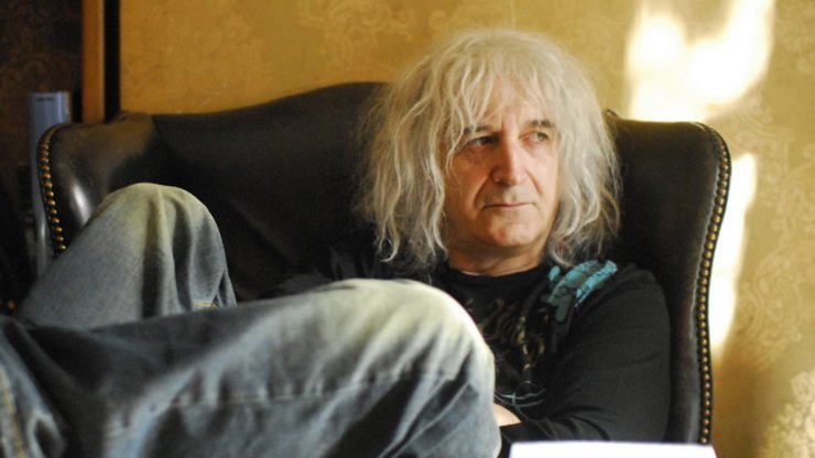 Δείτε το Νίκο Καρβέλα με βαμμένα μαύρα νύχια και βαμμένα μάτια