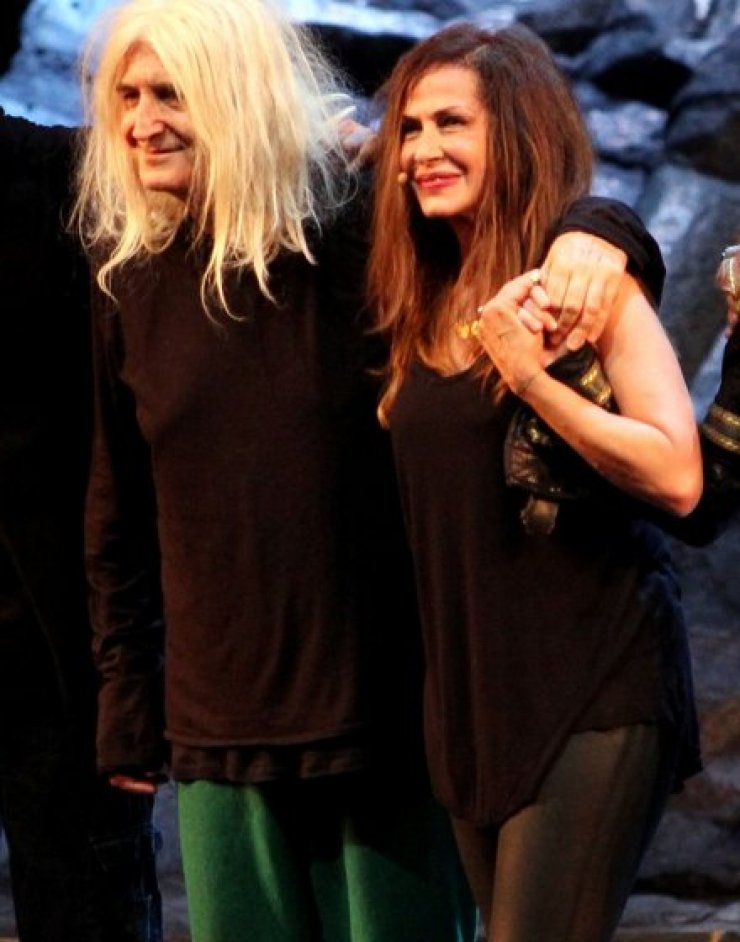 Το παθιασμένο φιλί στο στόμα Βίσση - Καρβέλα σε συναυλία της