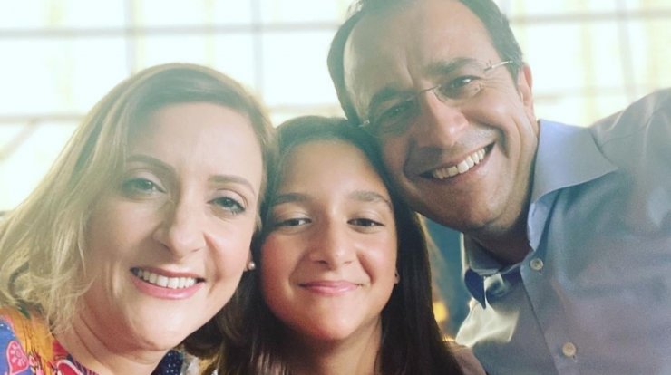 Νίκος Χριστοδουλίδης - Φιλίππα Καρσερά: Οι οικογενειακές τους εικόνες από την αποφοίτηση της κόρης τους